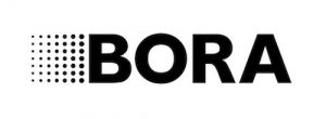 Schriftzug von Gerätehersteller Bora, dunkle Schrift und Punkte davor