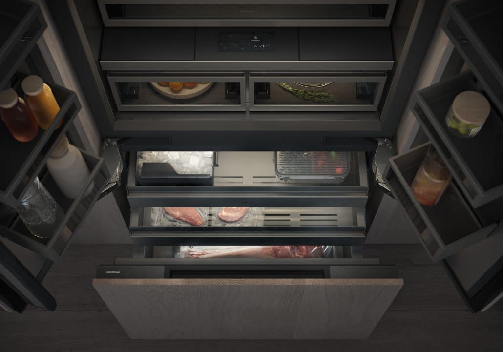 Ein geöffneter Kühlschrank, von oben fotografiert und mit Licht in allen Schubladen.