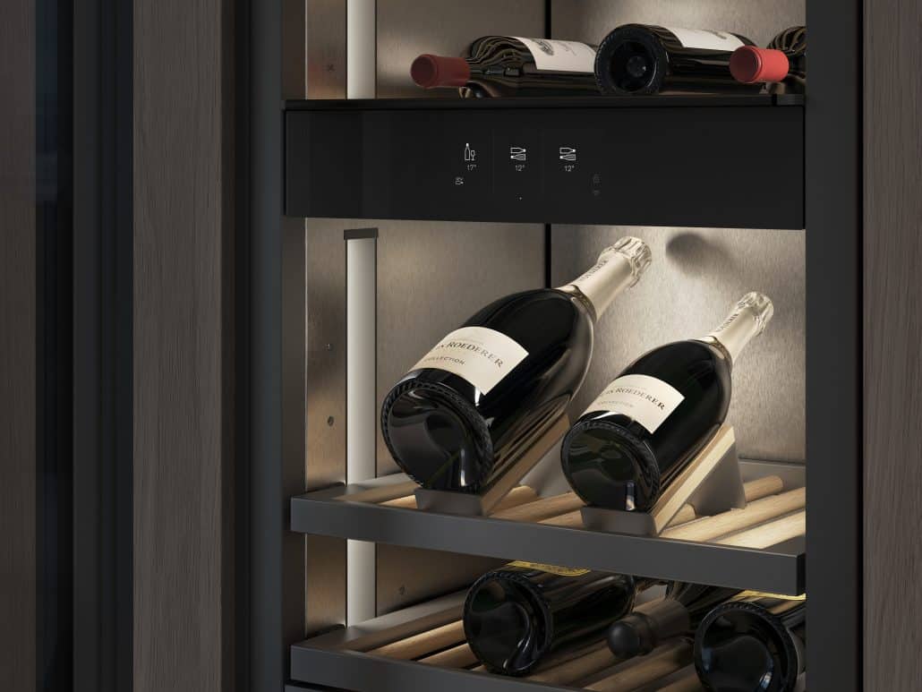 Ein Bild von einem Weinkühlschrank mit Champagnerflaschen hinter Glas.